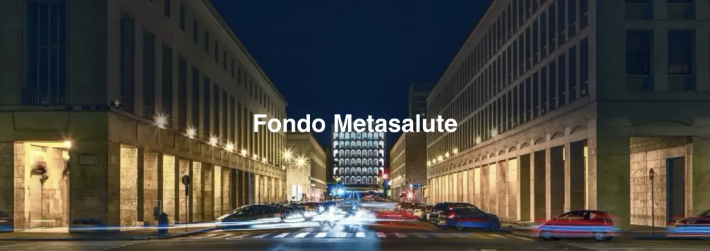 Veduta notturna dell’EUR a Roma con traffico urbano e il Palazzo della Civiltà Italiana illuminato sullo sfondo. In sovrimpressione la scritta “Fondo Metasalute”.