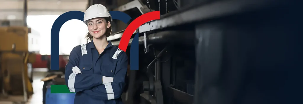 Donna metalmeccanica sorridente con casco e tuta da lavoro in officina industriale, sullo sfondo il logo stilizzato Metasalute.